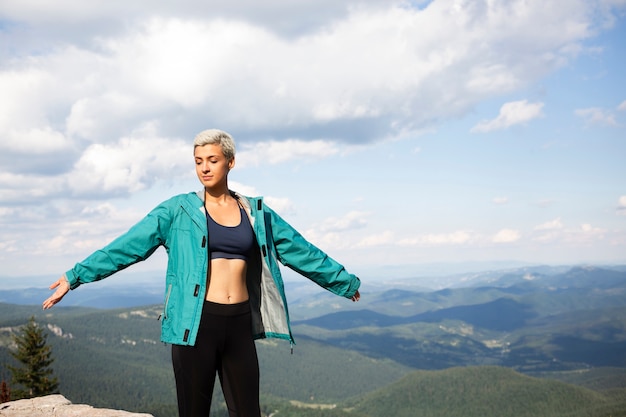 Gratis foto jonge vrouw ontspannen in de natuur