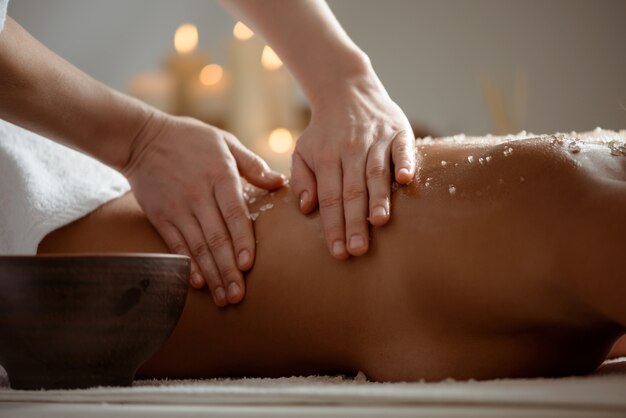 Jonge vrouw ontspannen in de spa salon.