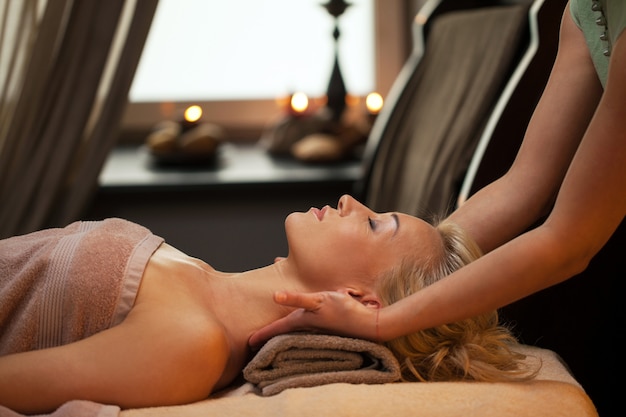 Jonge vrouw ontspannen in luxury spa