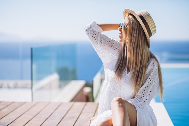 Jonge vrouw op een vakantie bij het zwembad