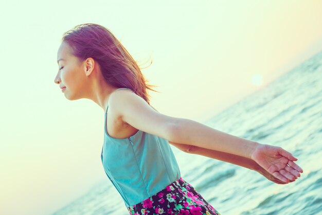 Jonge vrouw op het strand