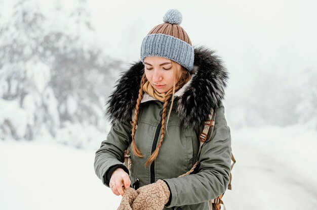 Jonge vrouw op winterdag