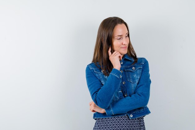 Jonge vrouw op zoek naar rechts op witte achtergrond