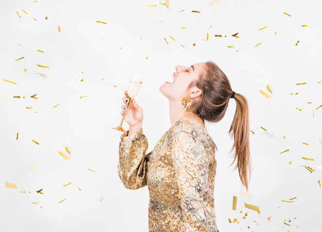 Jonge vrouw plezier op feestje met een glas champagne