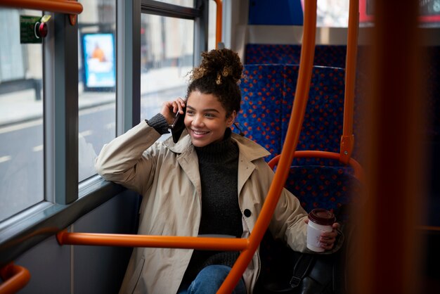 Jonge vrouw praten op haar smartphone in de stad