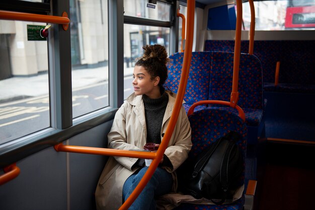 Jonge vrouw rijdt met de bus in de stad