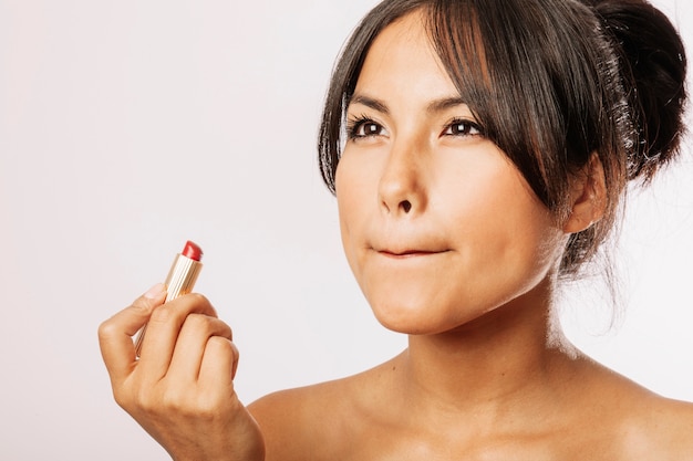 Jonge vrouw schilderen haar lippen