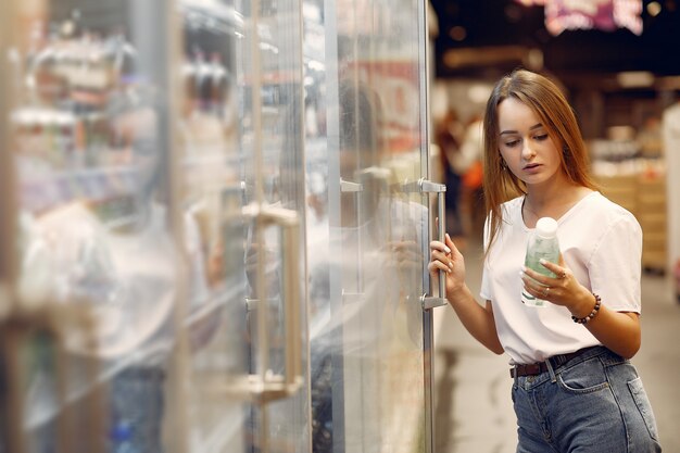 Jonge vrouw shoppong in supermarkt