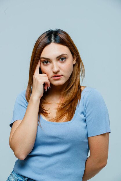 Jonge vrouw staat in denkende pose