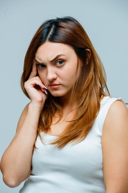 Jonge vrouw staat in denkende pose