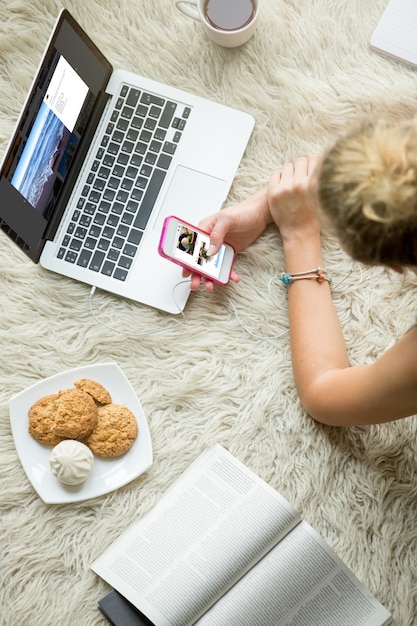 Jonge vrouw surfen op sociale media