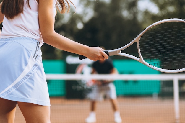 Jonge vrouw tennissen op het hof