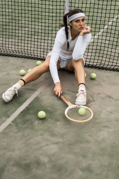 Jonge vrouw tennissen