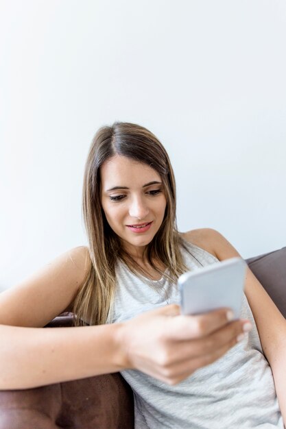 Jonge vrouw texting op telefoon