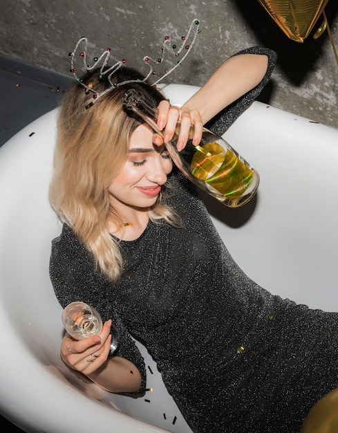 Gratis foto jonge vrouw thuis dronken in bad