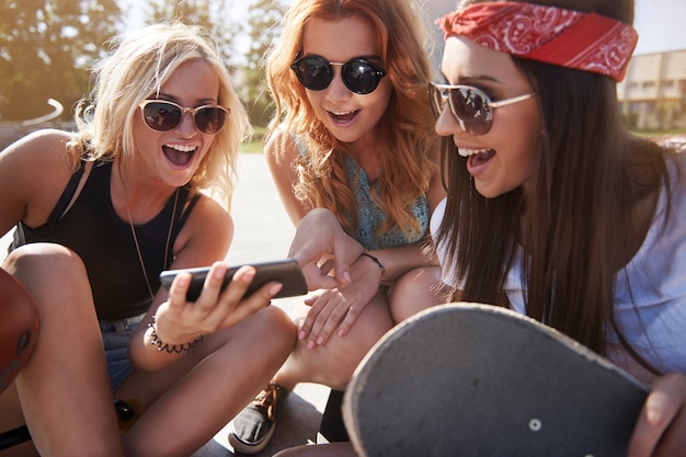 Jonge vrouw tijd samen doorbrengen in skatepark