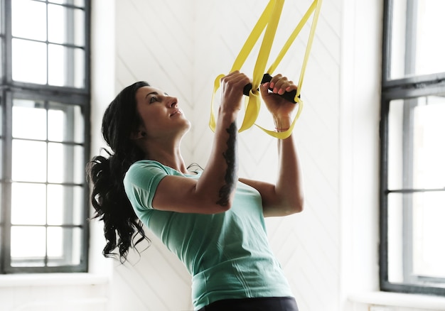 Jonge vrouw training in de sportschool