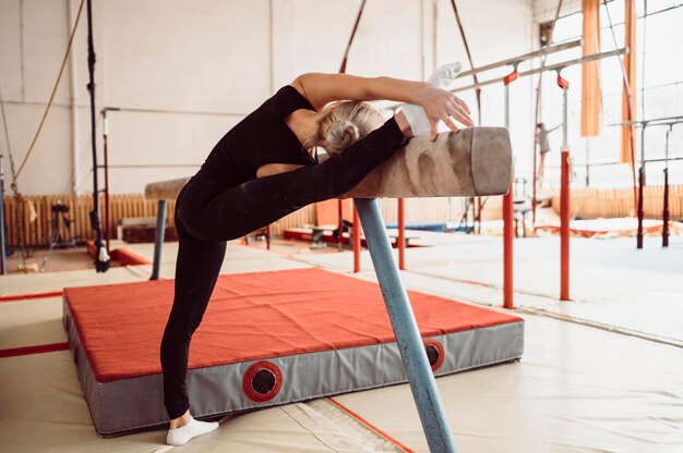 Jonge vrouw training op evenwichtsbalk