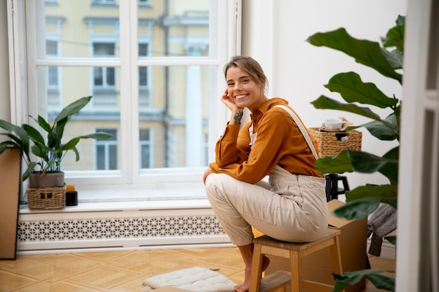 Jonge vrouw verhuist naar nieuw huis