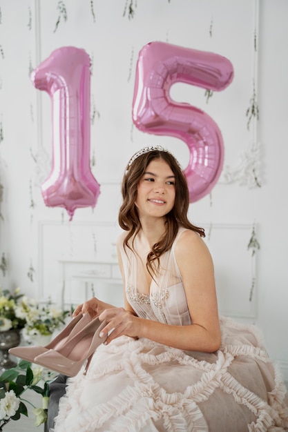 Jonge vrouw viert haar quinceanera