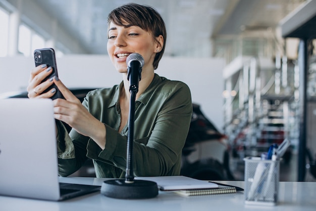 Jonge vrouw vlogger opname in de studio