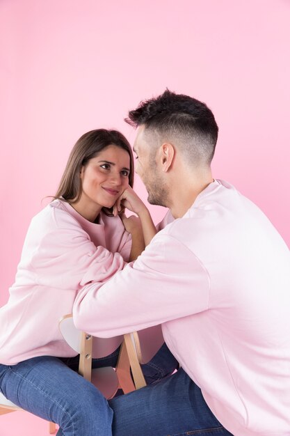 Jonge vrouw vriendje kijken