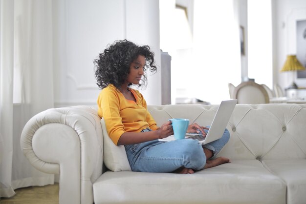 jonge vrouw werkt thuis met computer