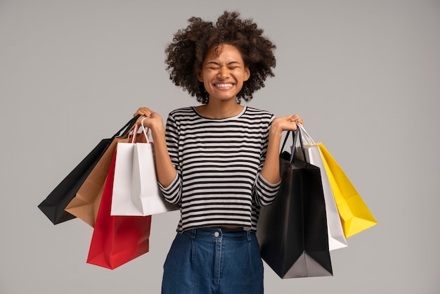 Jonge vrouw winkelen voor kleding