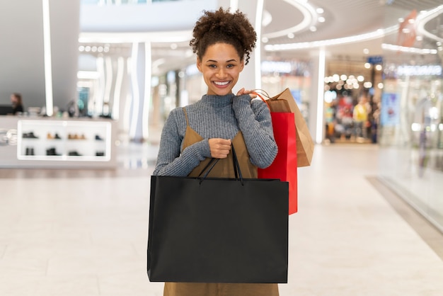 Jonge vrouw winkelen voor kleding