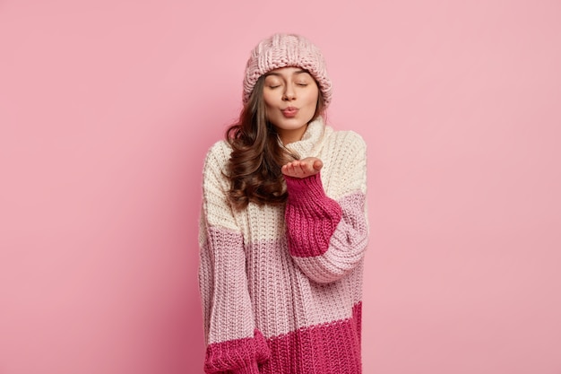 Jonge vrouw winterkleren dragen