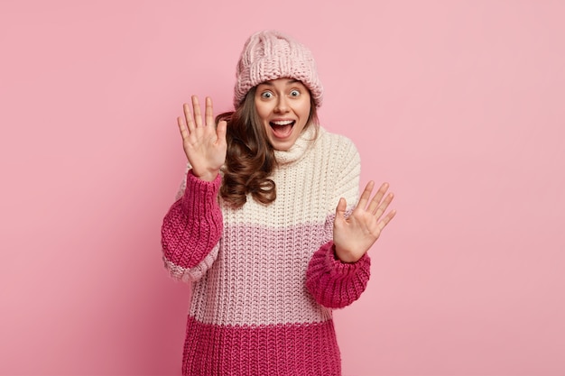 Jonge vrouw winterkleren dragen