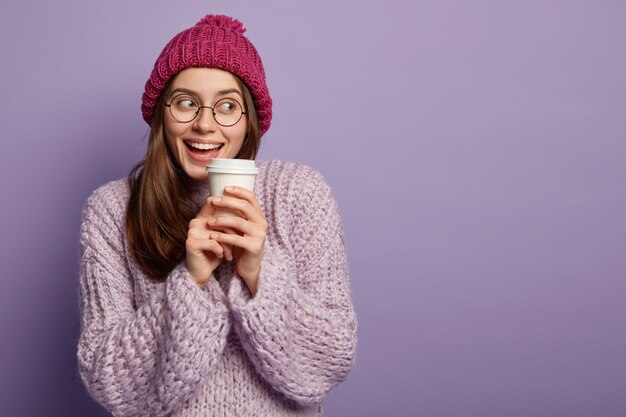 Jonge vrouw winterkleren dragen