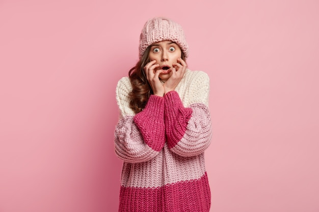 Jonge vrouw winterkleren dragen