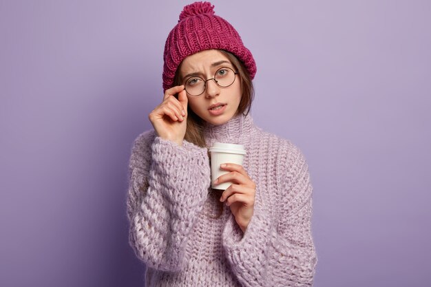 Jonge vrouw winterkleren dragen