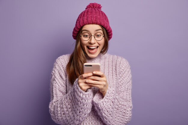 Jonge vrouw winterkleren dragen