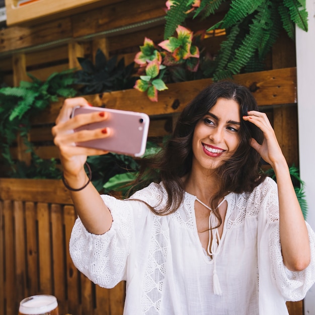 Jonge vrouw zelfie nemen