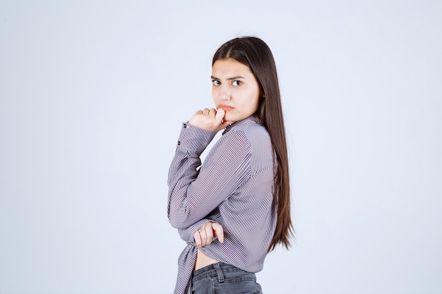 Jonge vrouw ziet er bedachtzaam en brainstormend uit