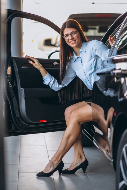 Jonge vrouw zit in de auto