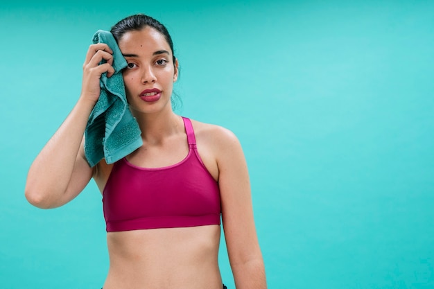 Gratis foto jonge vrouw zweten na training