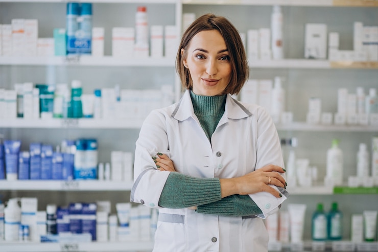 Gratis Foto jonge vrouwelijke apotheker in de apotheek