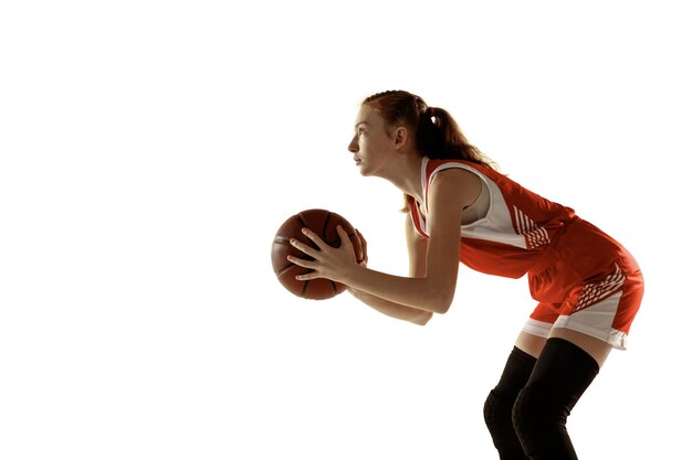 Jonge vrouwelijke basketbalspeler in actie, beweging in run geïsoleerd op een witte muur