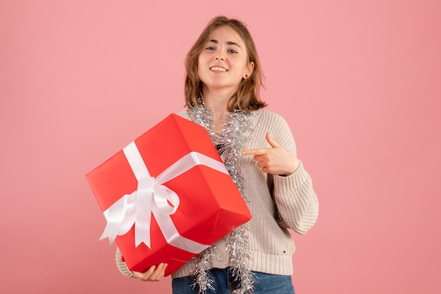 jonge vrouwelijke bedrijf xmas aanwezig op roze