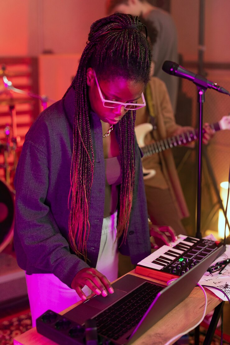 Gratis Foto jonge vrouwelijke muzikant tijdens een live concert