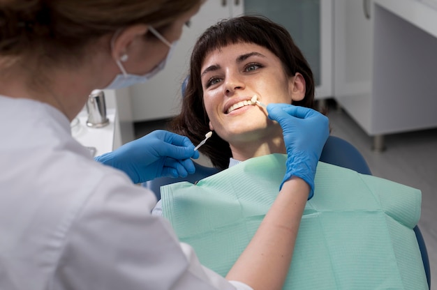 Jonge vrouwelijke patiënt met tandheelkundige ingreep bij de orthodontist
