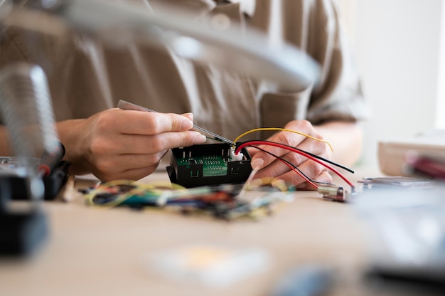 Jonge vrouwelijke uitvinder in haar atelier