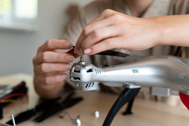 Jonge vrouwelijke uitvinder in haar atelier