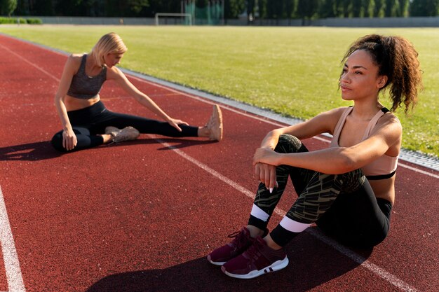 Jonge vrouwen die een pauze nemen na het hardlopen