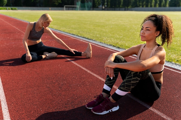 Jonge vrouwen die een pauze nemen na het hardlopen