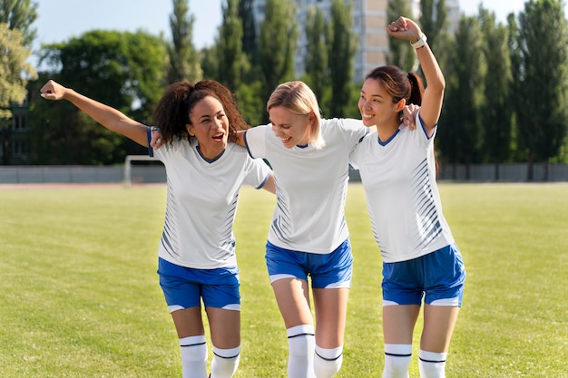 Jonge vrouwen die in een voetbalteam spelen