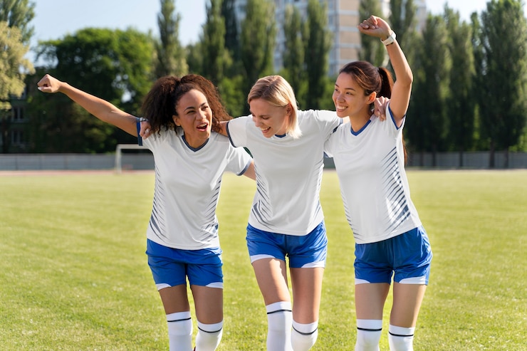 Gratis Foto jonge vrouwen die in een voetbalteam spelen